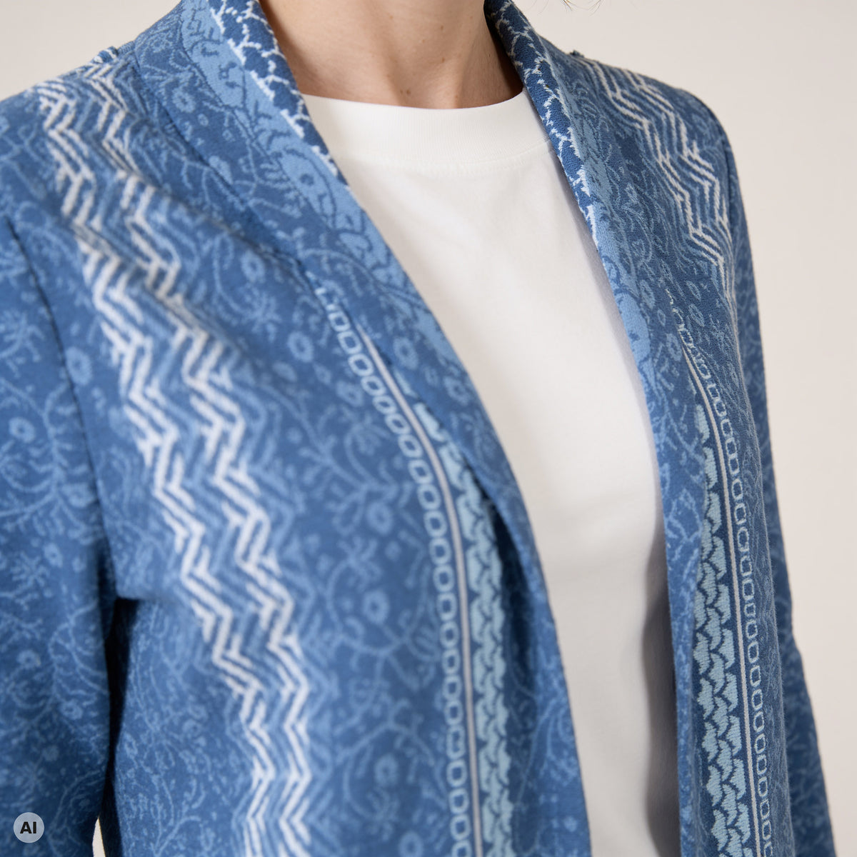 Hüllenjacke blau – Detailansicht, mit KI bearbeitet