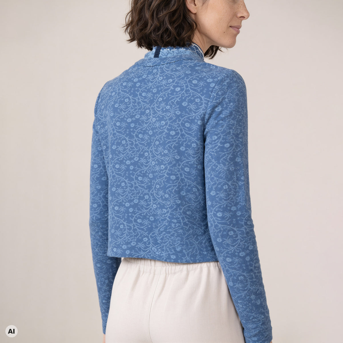 Hüllenjacke blau – Rückansicht, mit KI bearbeitet
