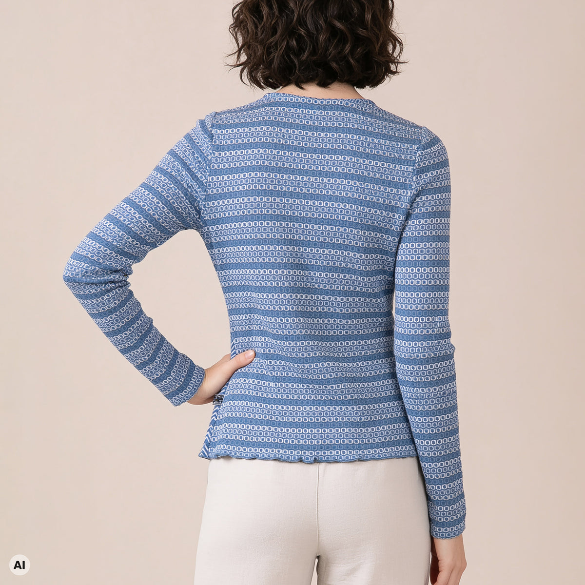 Hüllenjacke blau – Rückansicht, mit KI bearbeitet