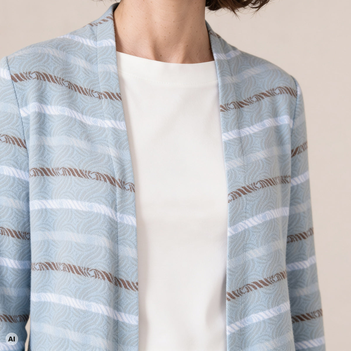 Hüllenjacke blau – Detailansicht, mit KI bearbeitet