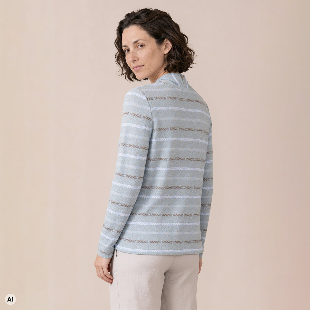 Hüllenjacke blau – Rückansicht, mit KI bearbeitet
