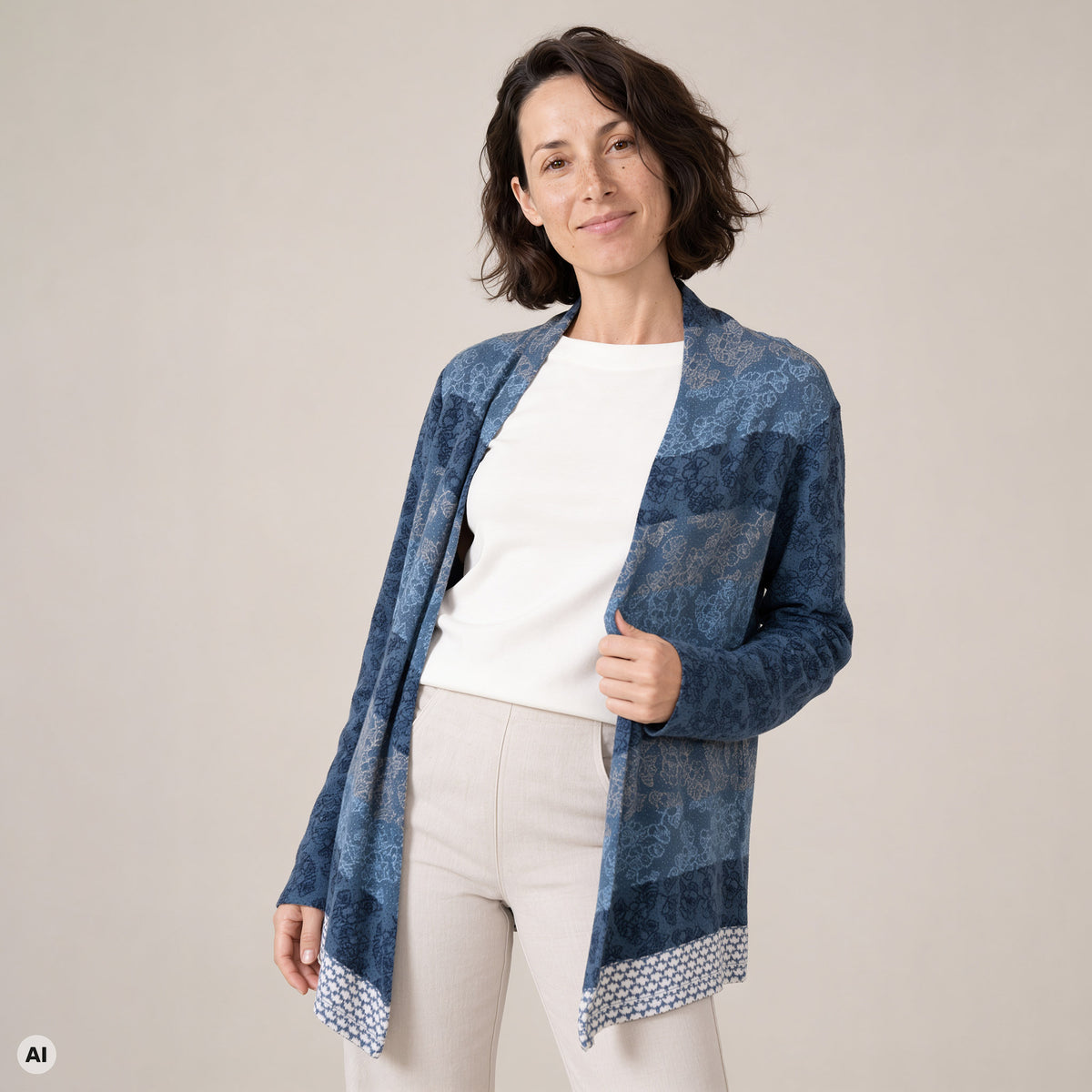 Hüllenjacke blau – Vorderansicht, mit KI bearbeitet