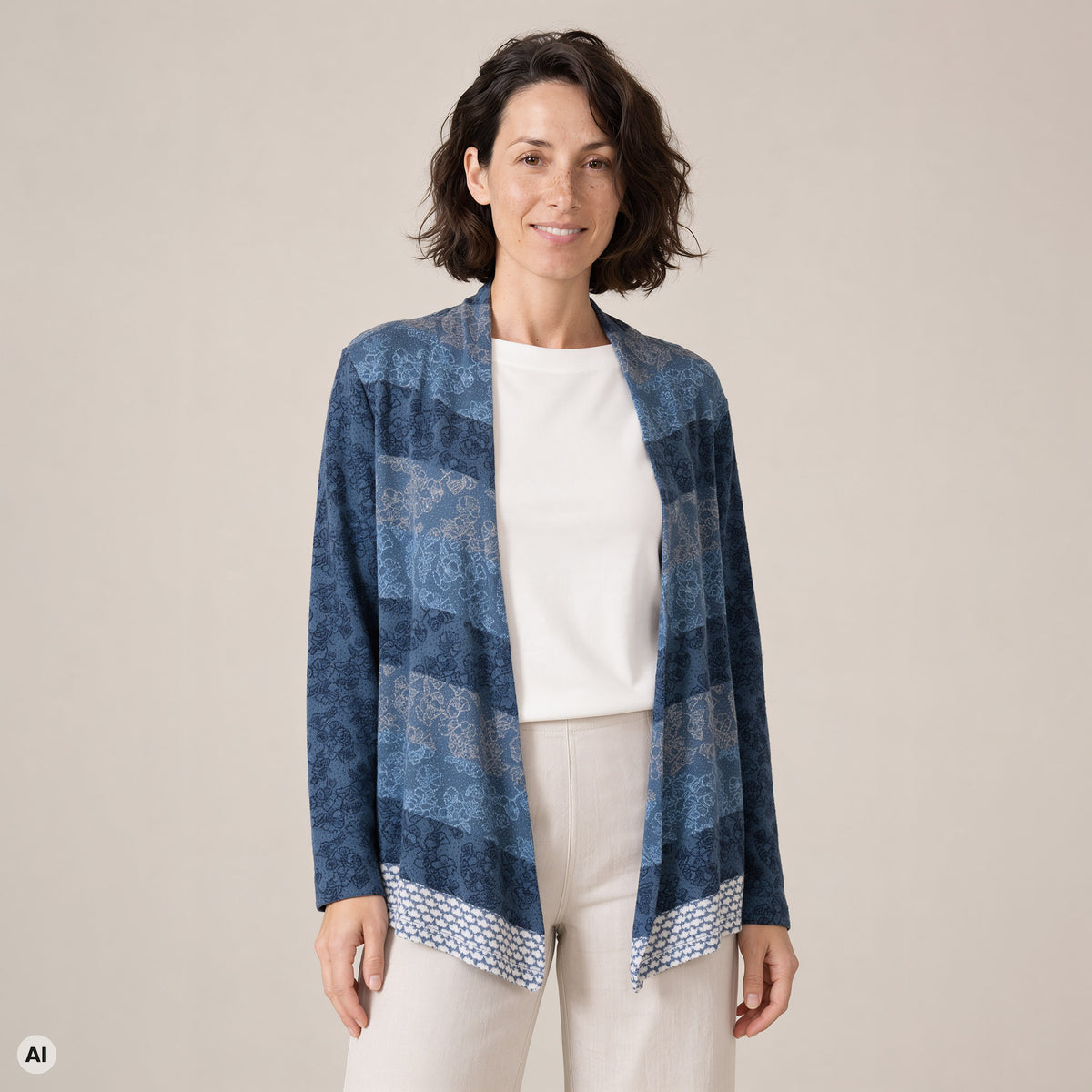 Hüllenjacke blau – Vorderansicht, mit KI bearbeitet