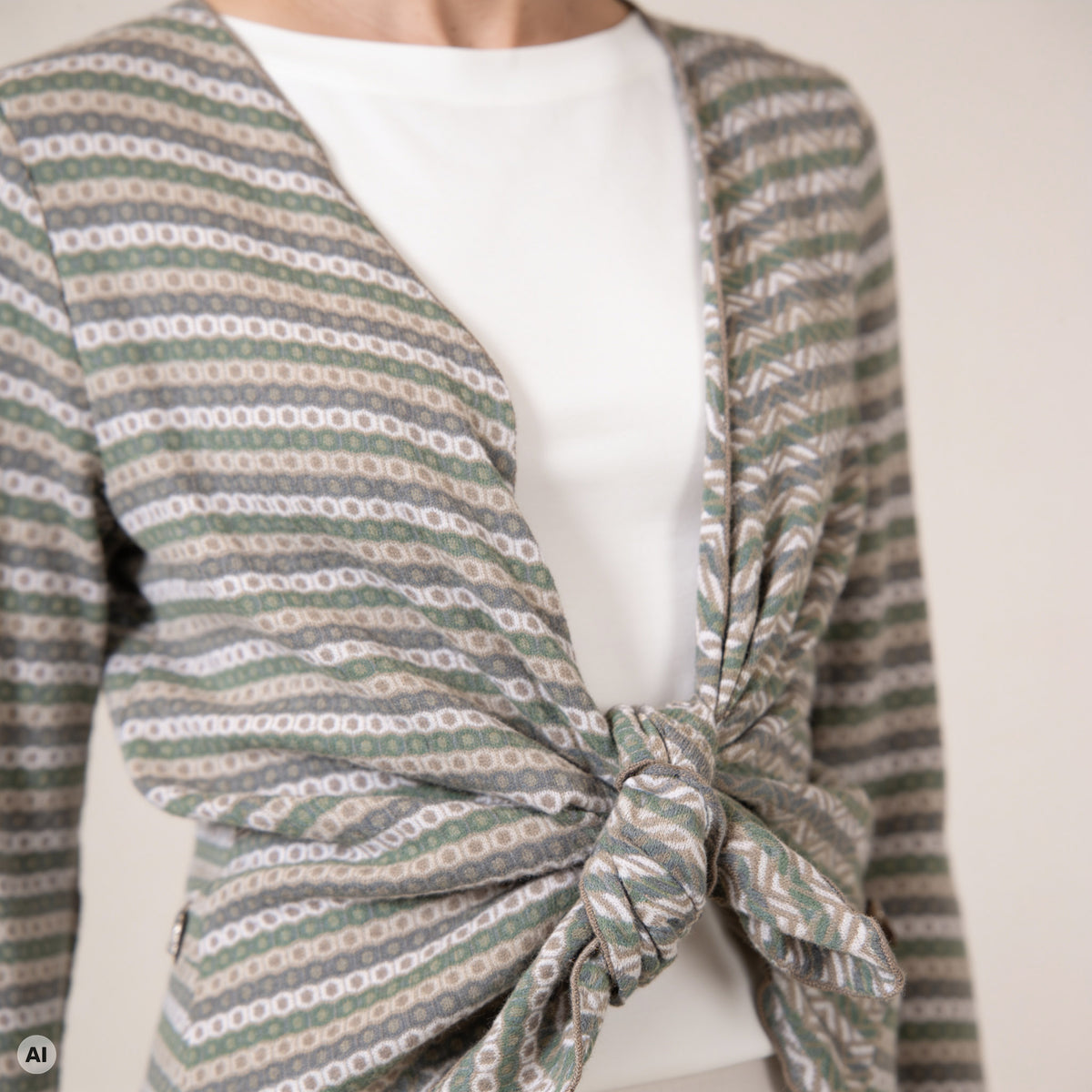 Hüllenjacke natur – Detailansicht, mit KI bearbeitet