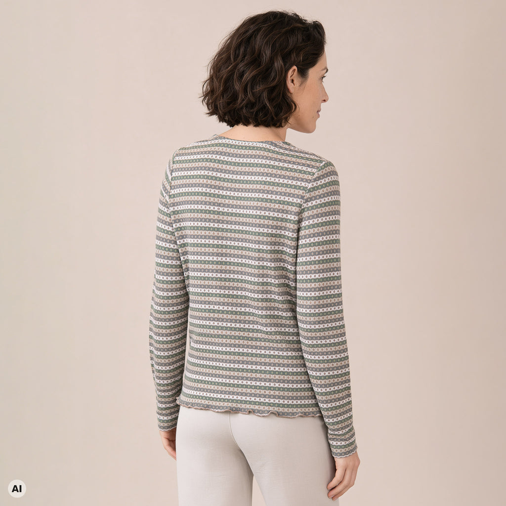 Hüllenjacke natur – Rückansicht, mit KI bearbeitet