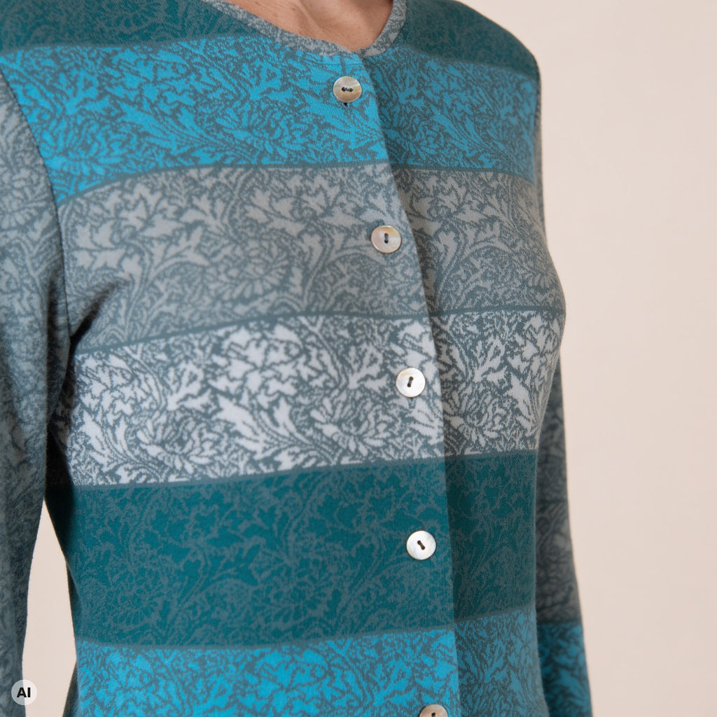 Jacke mit Falte türkis – Detailansicht, mit KI bearbeitet