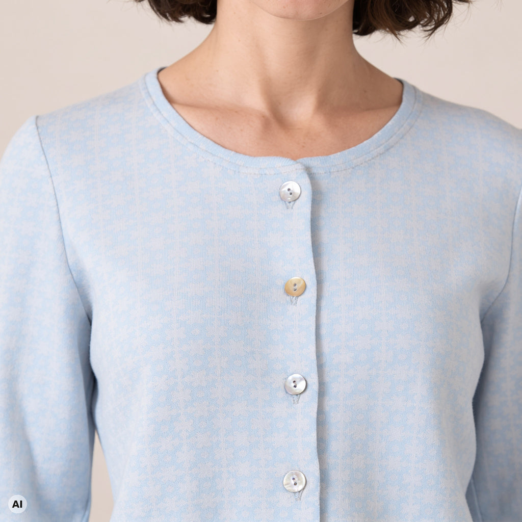 klassische Jacke blau – Detailansicht, mit KI bearbeitet