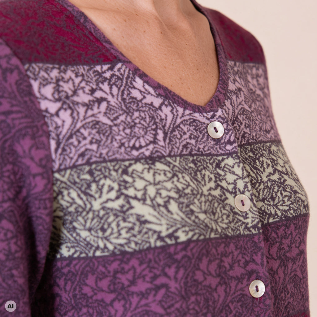 klassische Jacke lila – Detailansicht, mit KI bearbeitet