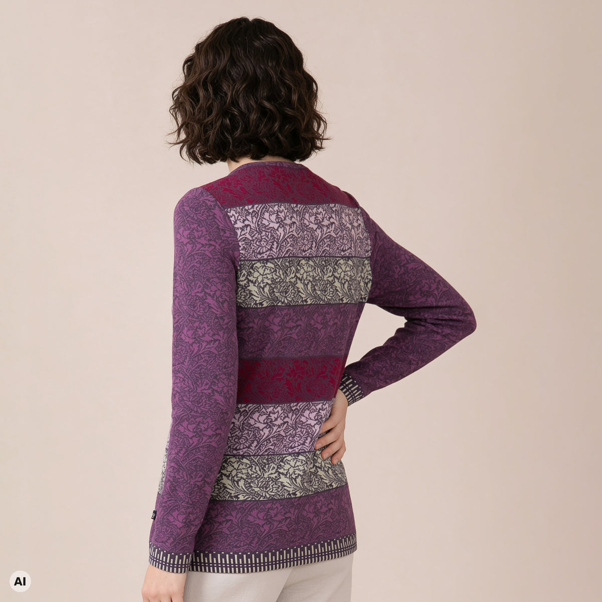 klassische Jacke lila – Rückansicht, mit KI bearbeitet