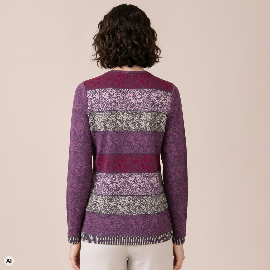 klassische Jacke lila – Rückansicht, mit KI bearbeitet