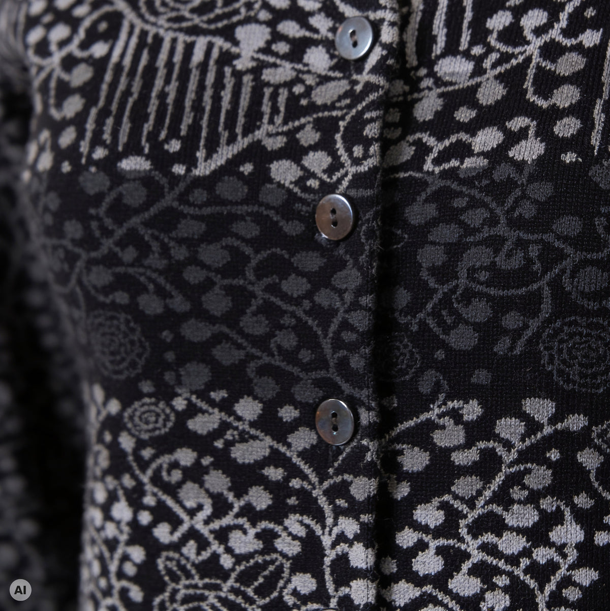 klassische Jacke schwarz – Detailansicht, mit KI bearbeitet