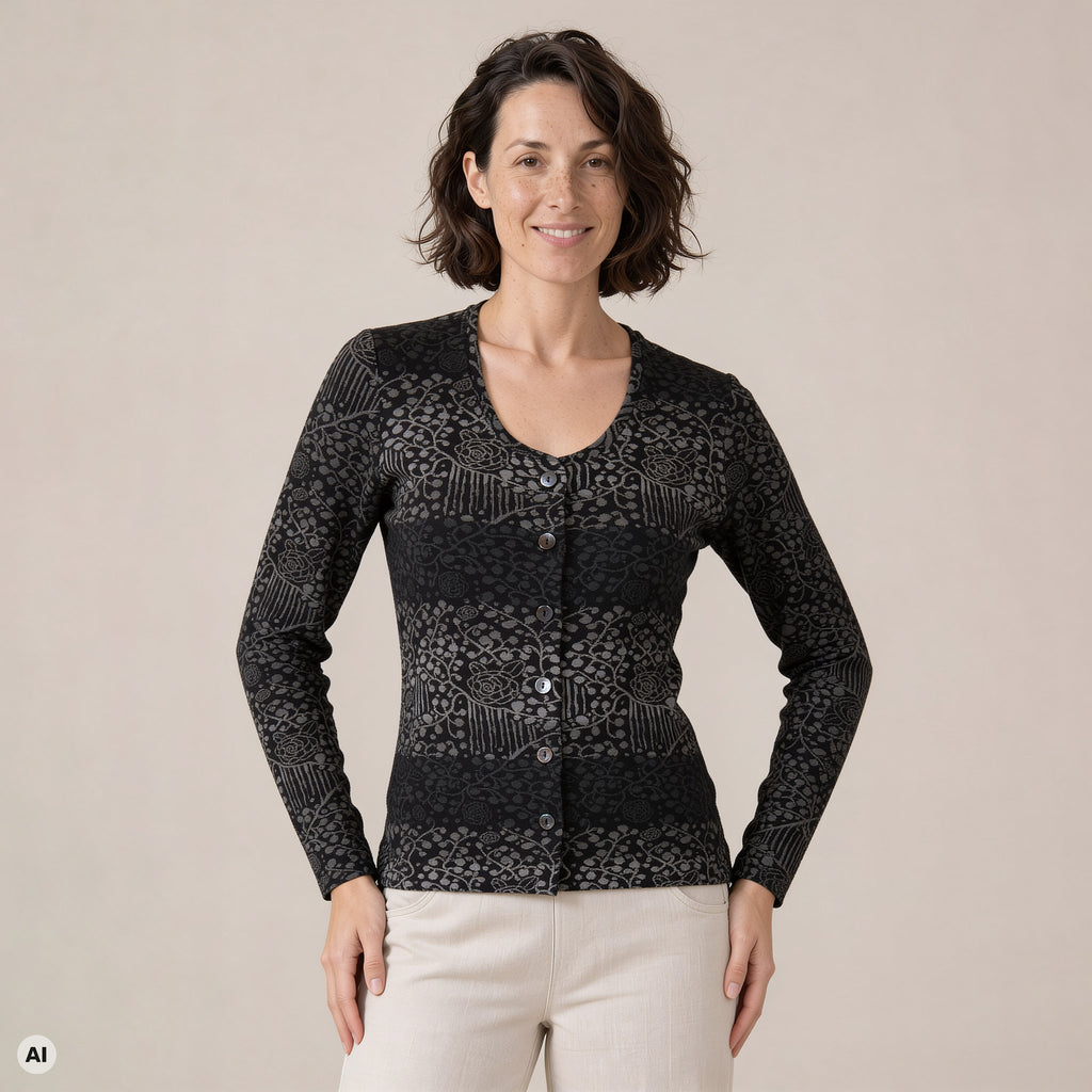 klassische Jacke schwarz – Vorderansicht, mit KI bearbeitet