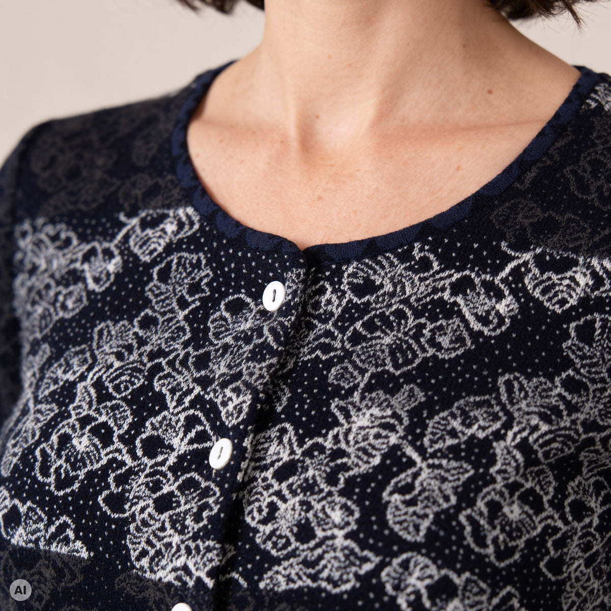 klassische Jacke schwarz – Detailansicht, mit KI bearbeitet