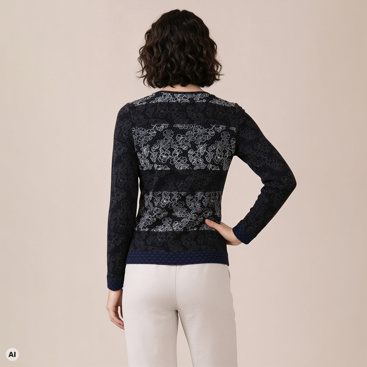 klassische Jacke schwarz – Rückansicht, mit KI bearbeitet