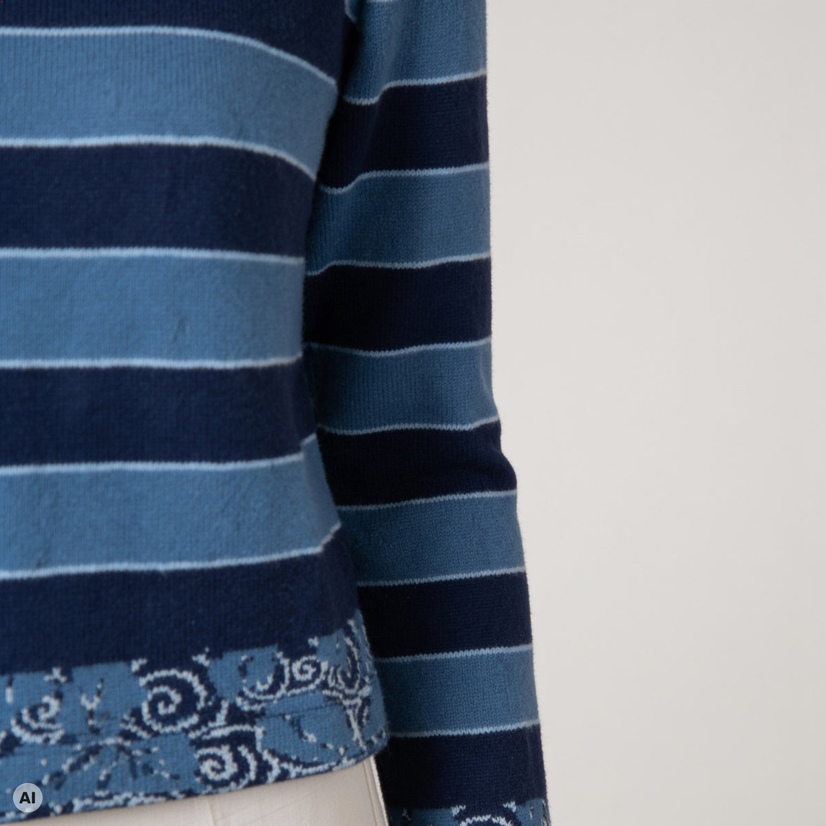 klassischer Pullover blau – Detailansicht, mit KI bearbeitet