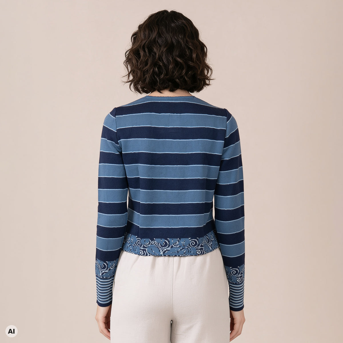 klassischer Pullover blau – Rückansicht, mit KI bearbeitet