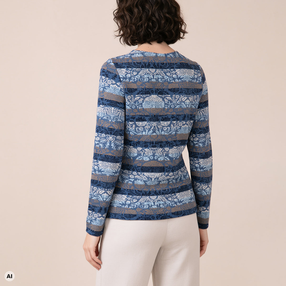klassischer Pullover blau – Rückansicht, mit KI bearbeitet