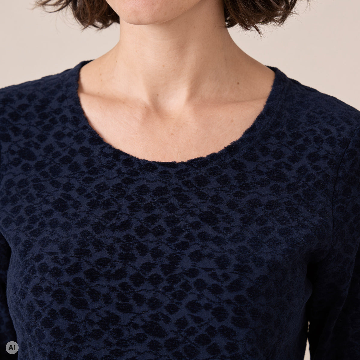 klassischer Pullover blau – Detailansicht, mit KI bearbeitet