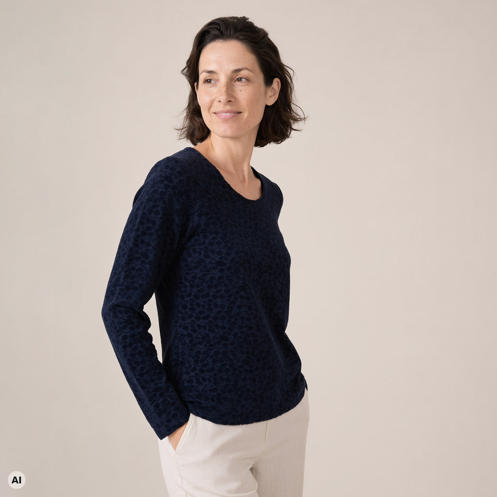 klassischer Pullover blau – Vorderansicht, mit KI bearbeitet