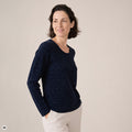 klassischer Pullover blau – Vorderansicht, mit KI bearbeitet