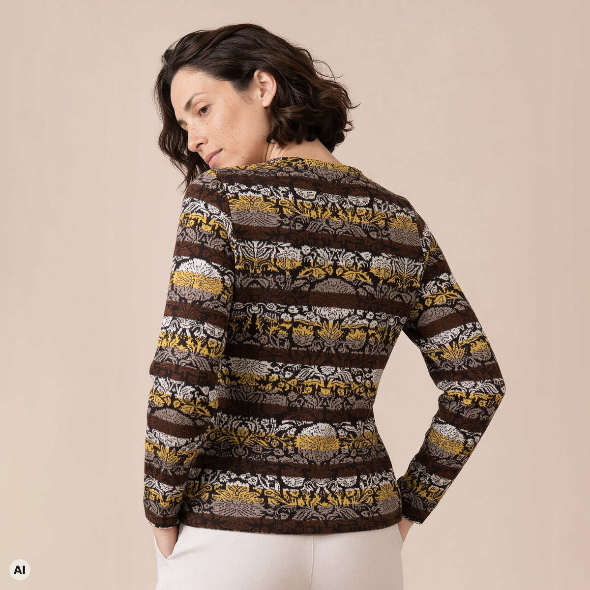 klassischer Pullover braun – Rückansicht, mit KI bearbeitet