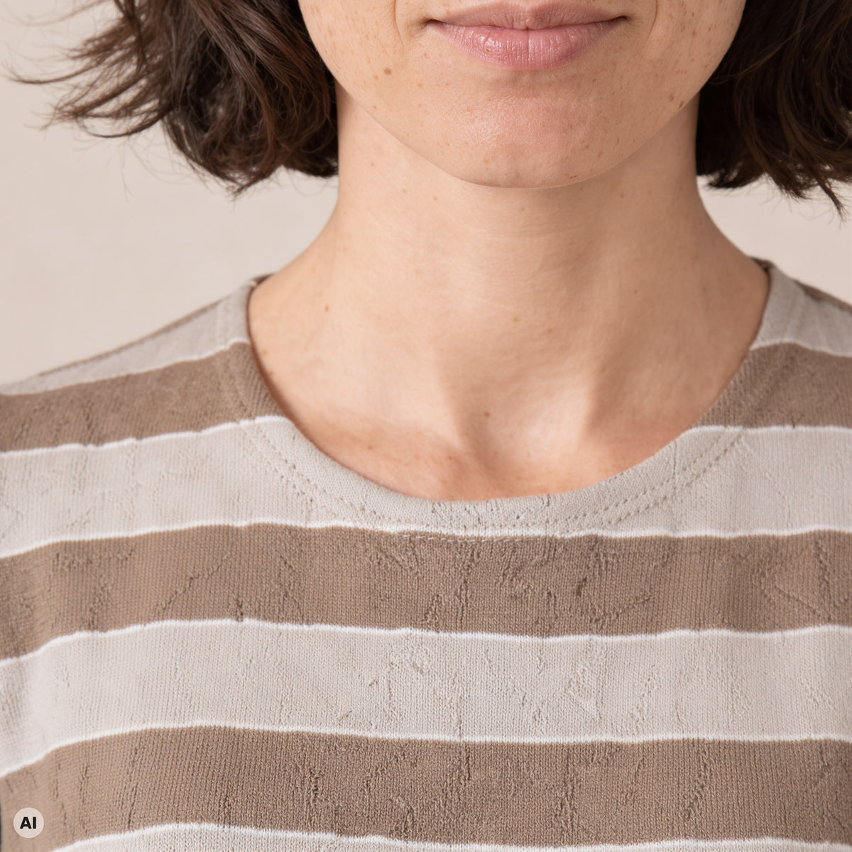 klassischer Pullover natur – Detailansicht, mit KI bearbeitet