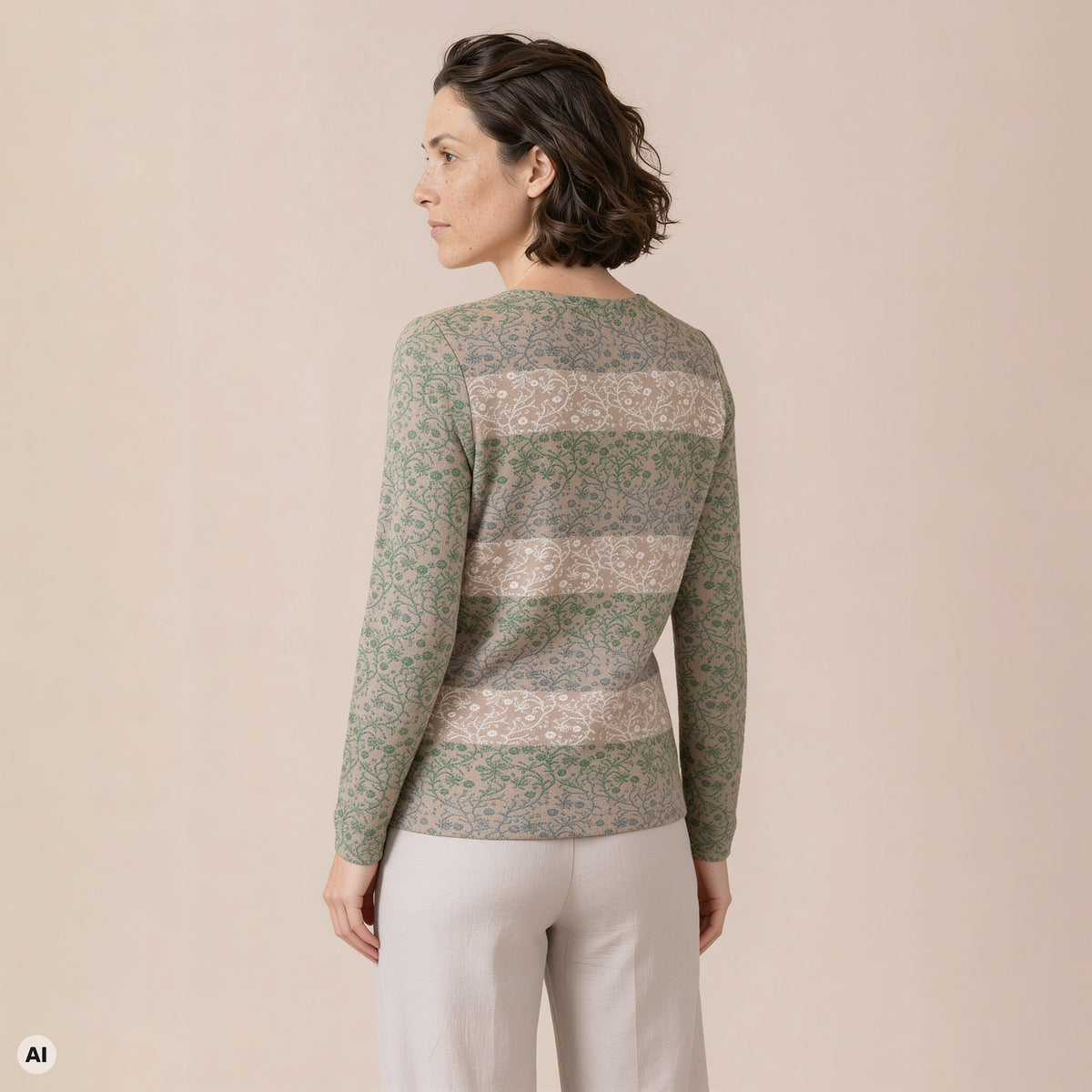 klassischer Pullover natur – Rückansicht, mit KI bearbeitet