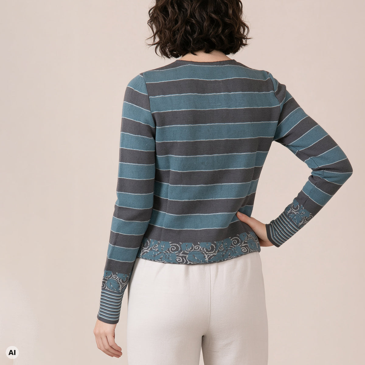 klassischer Pullover petrol – Rückansicht, mit KI bearbeitet