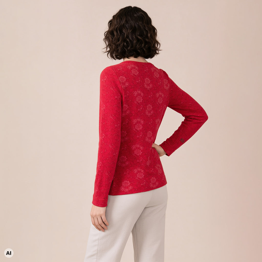 klassischer Pullover rot – Rückansicht, mit KI bearbeitet