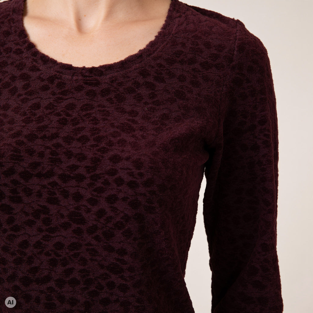 klassischer Pullover rot – Detailansicht, mit KI bearbeitet