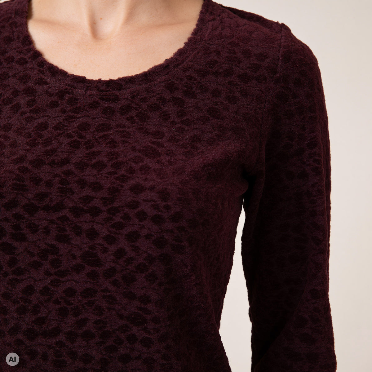 klassischer Pullover rot – Detailansicht, mit KI bearbeitet