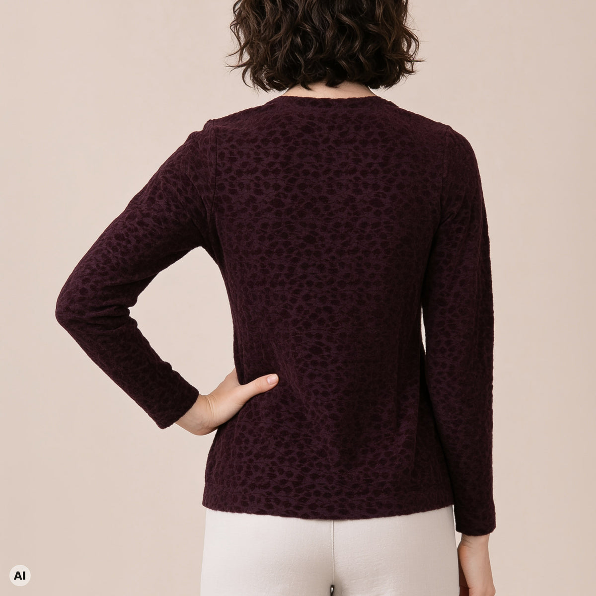 klassischer Pullover rot – Rückansicht, mit KI bearbeitet