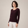 klassischer Pullover rot – Vorderansicht, mit KI bearbeitet
