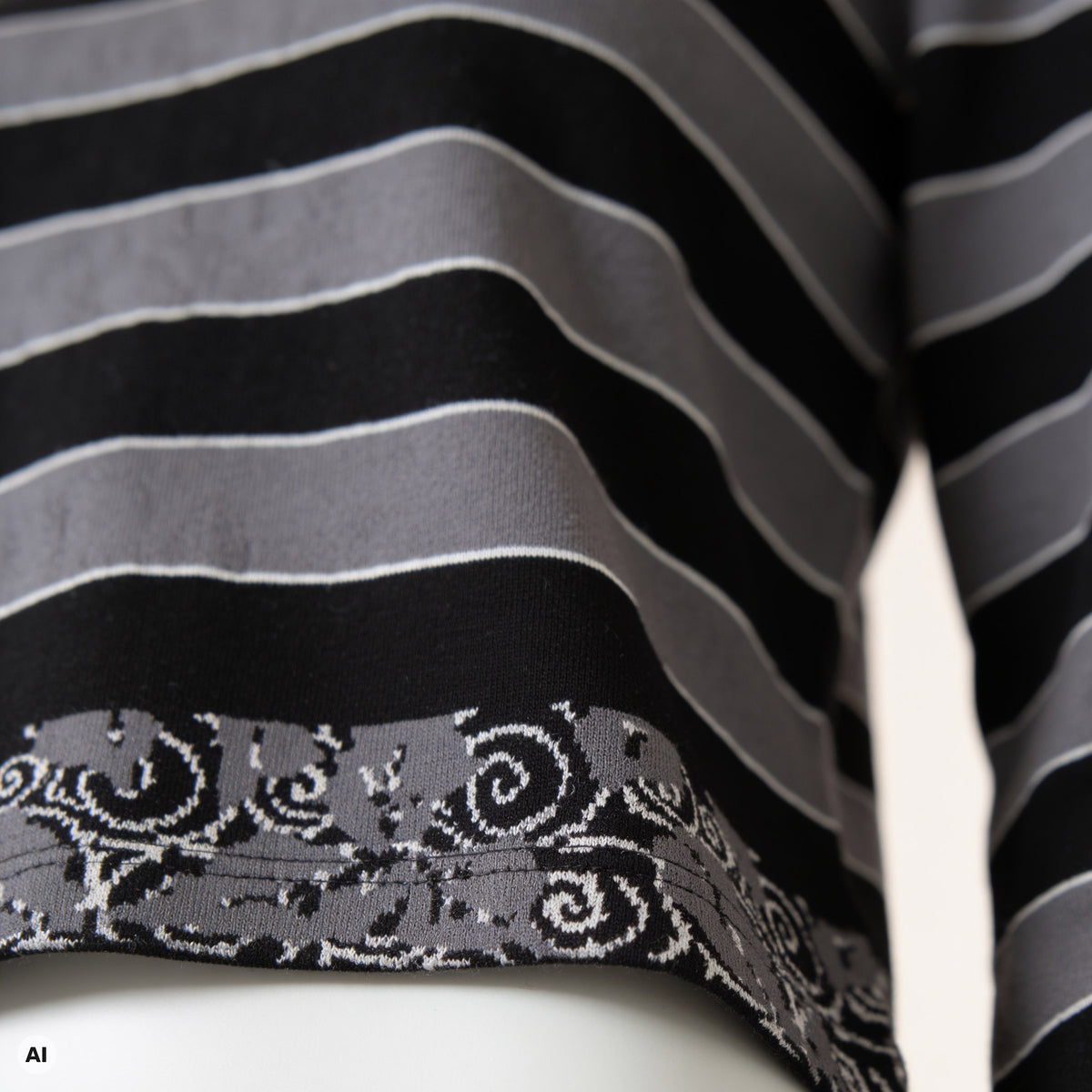 klassischer Pullover schwarz – Detailansicht, mit KI bearbeitet