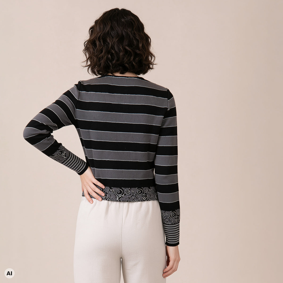 klassischer Pullover schwarz – Rückansicht, mit KI bearbeitet