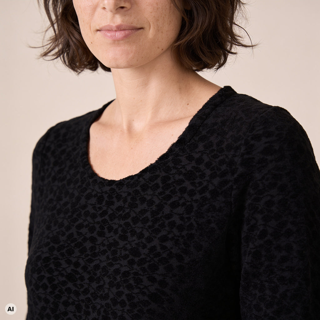 klassischer Pullover schwarz – Detailansicht, mit KI bearbeitet