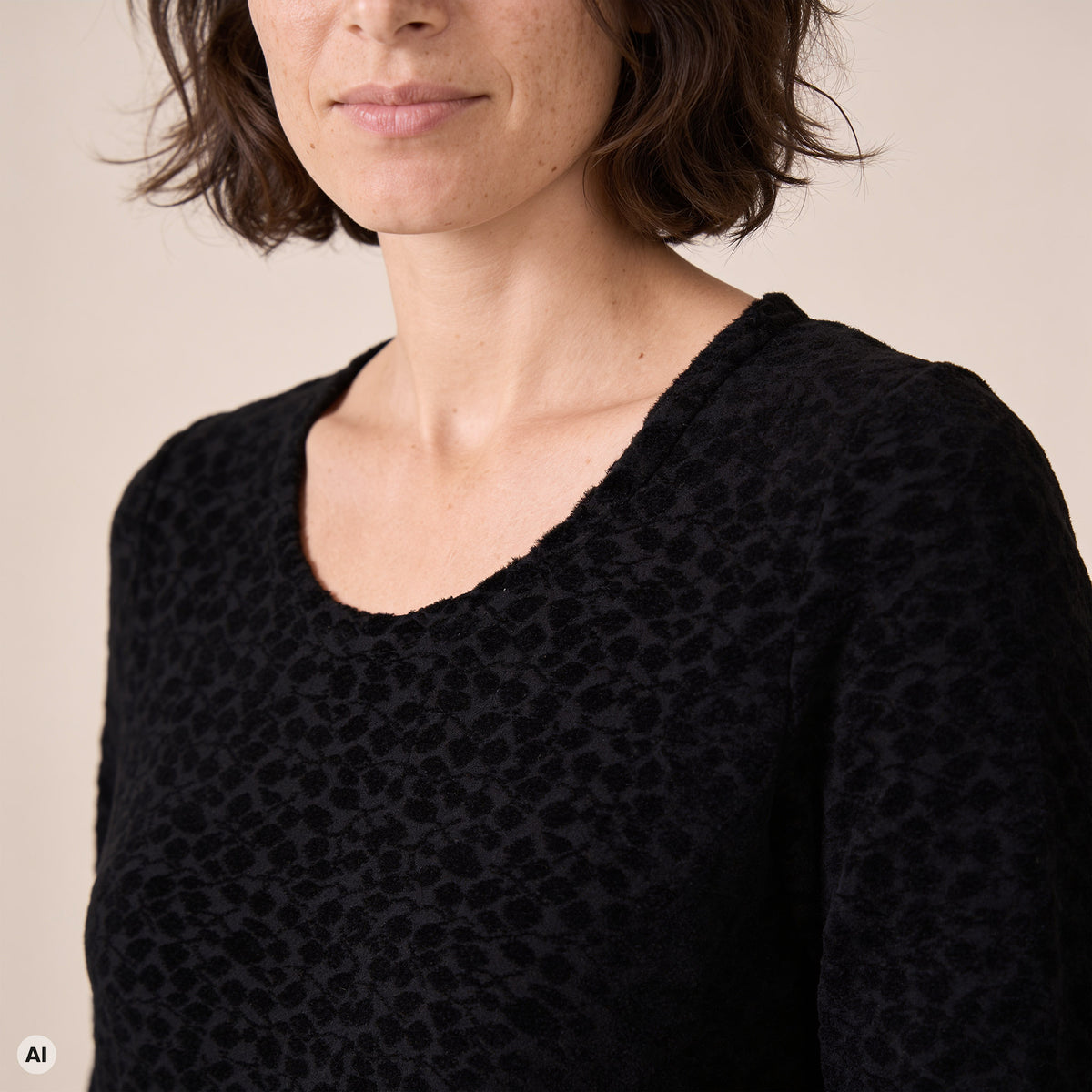 klassischer Pullover schwarz – Detailansicht, mit KI bearbeitet