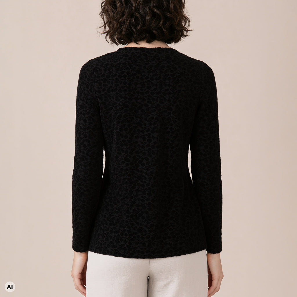 klassischer Pullover schwarz – Rückansicht, mit KI bearbeitet