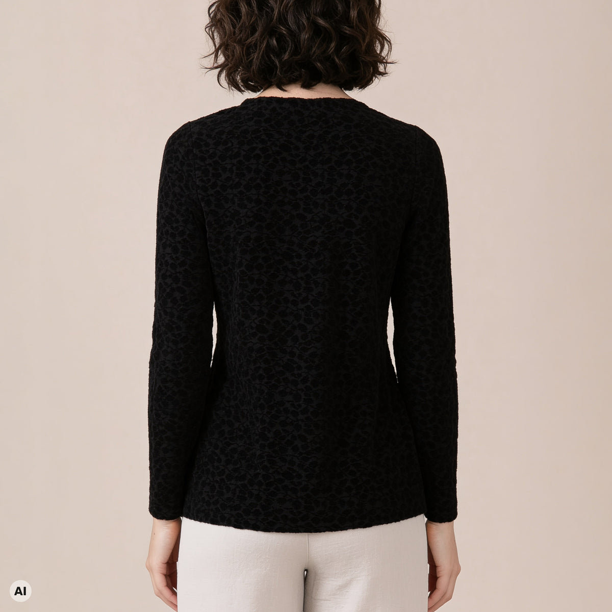 klassischer Pullover schwarz – Rückansicht, mit KI bearbeitet