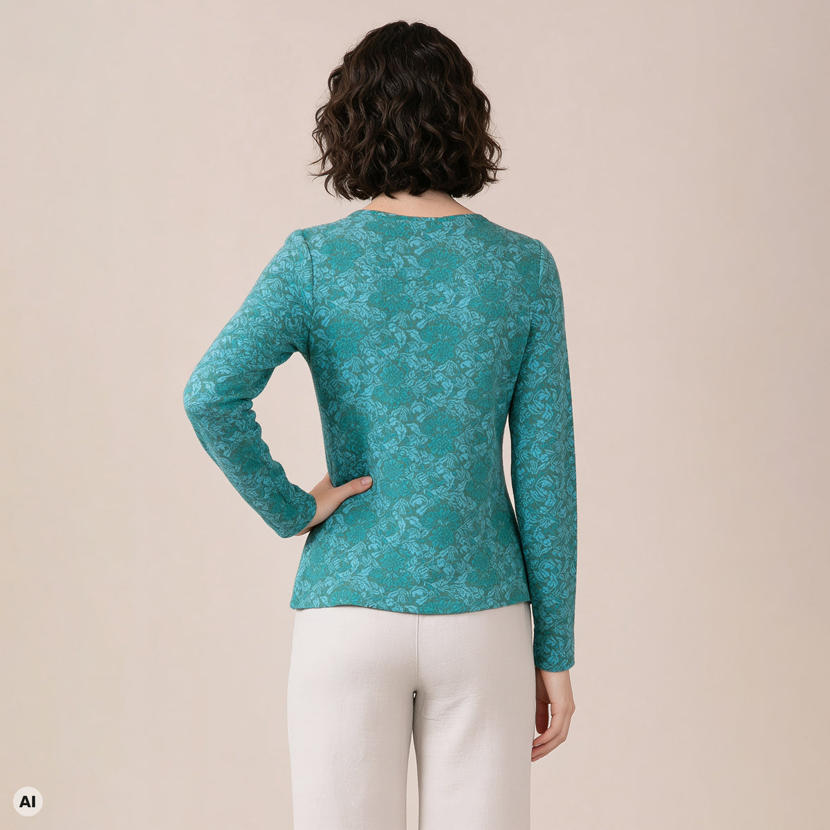 klassischer Pullover türkis – Rückansicht, mit KI bearbeitet