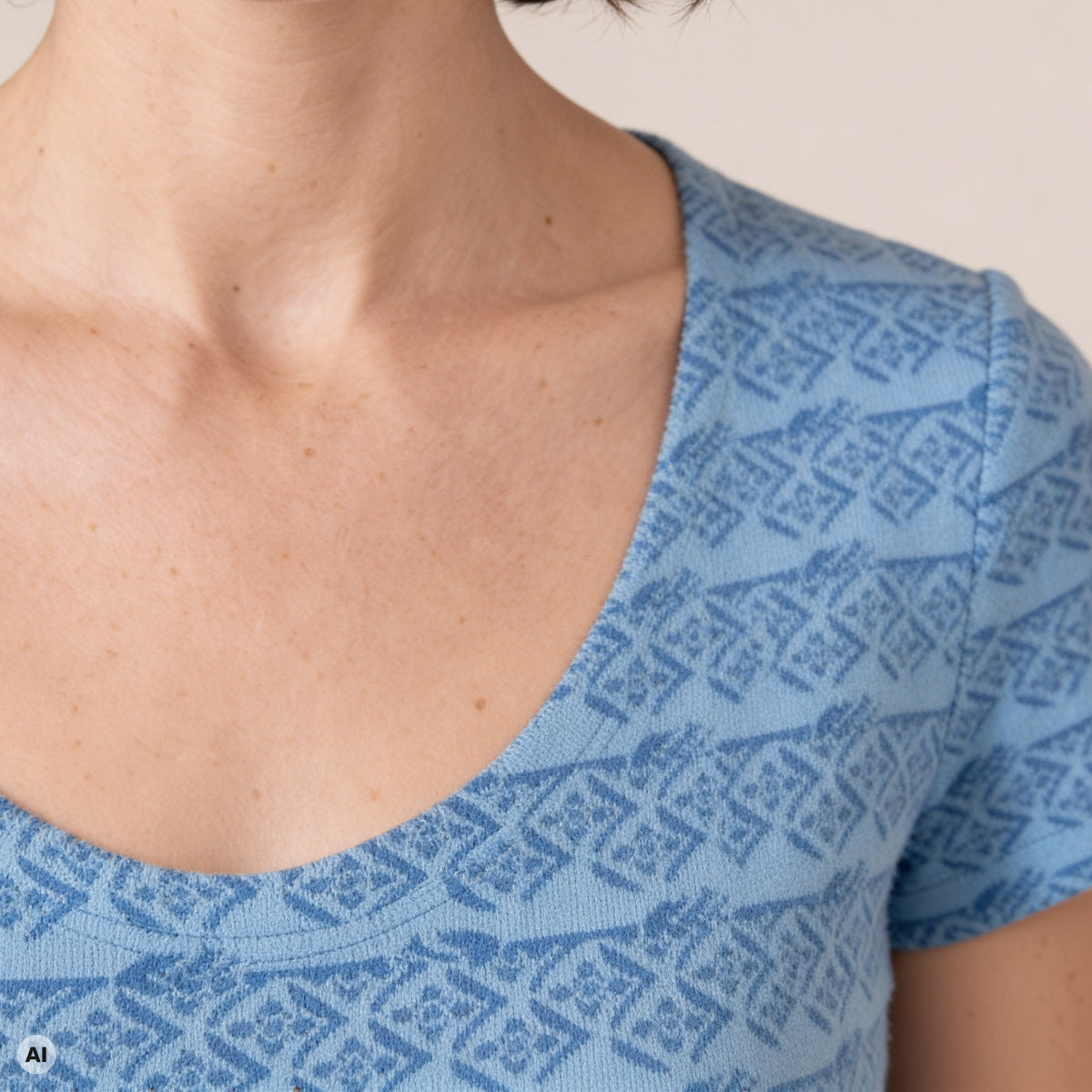 Kurzarmpullover blau – Detailansicht, mit KI bearbeitet