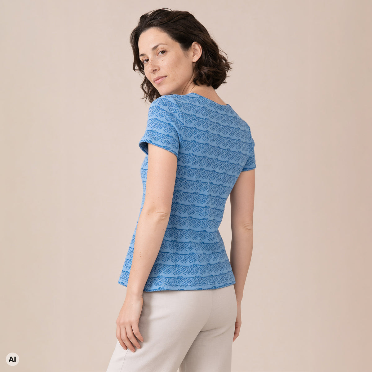 Kurzarmpullover blau – Rückansicht, mit KI bearbeitet
