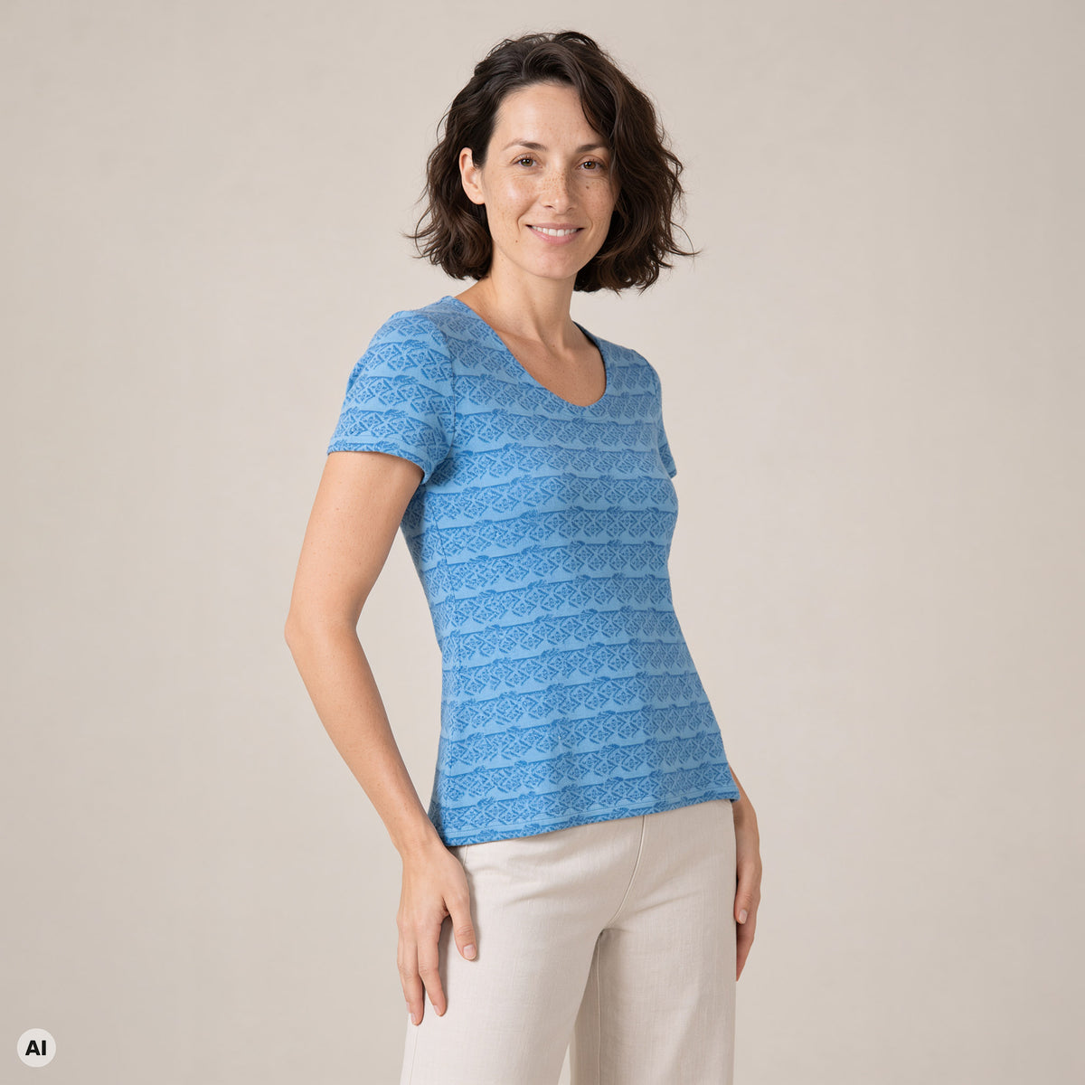 Kurzarmpullover blau – Vorderansicht, mit KI bearbeitet