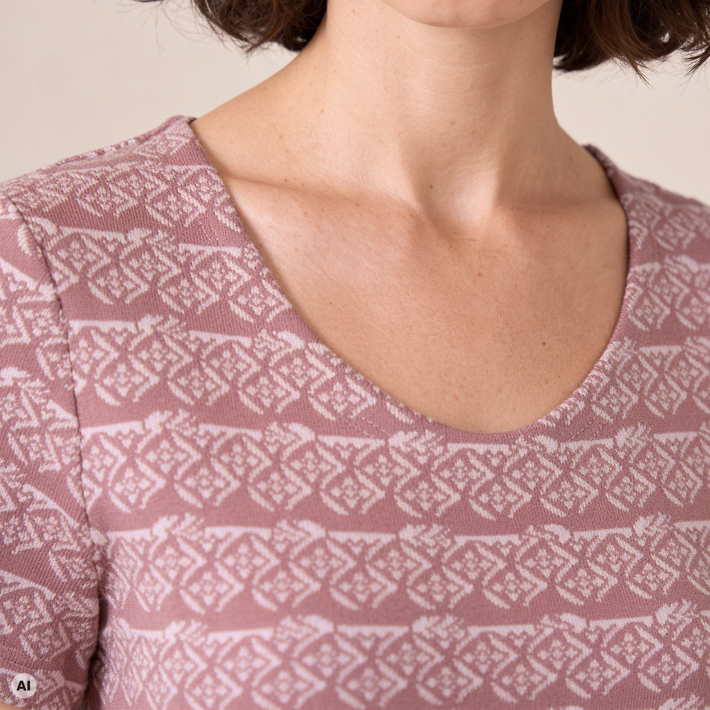 Kurzarmpullover rosa – Detailansicht, mit KI bearbeitet