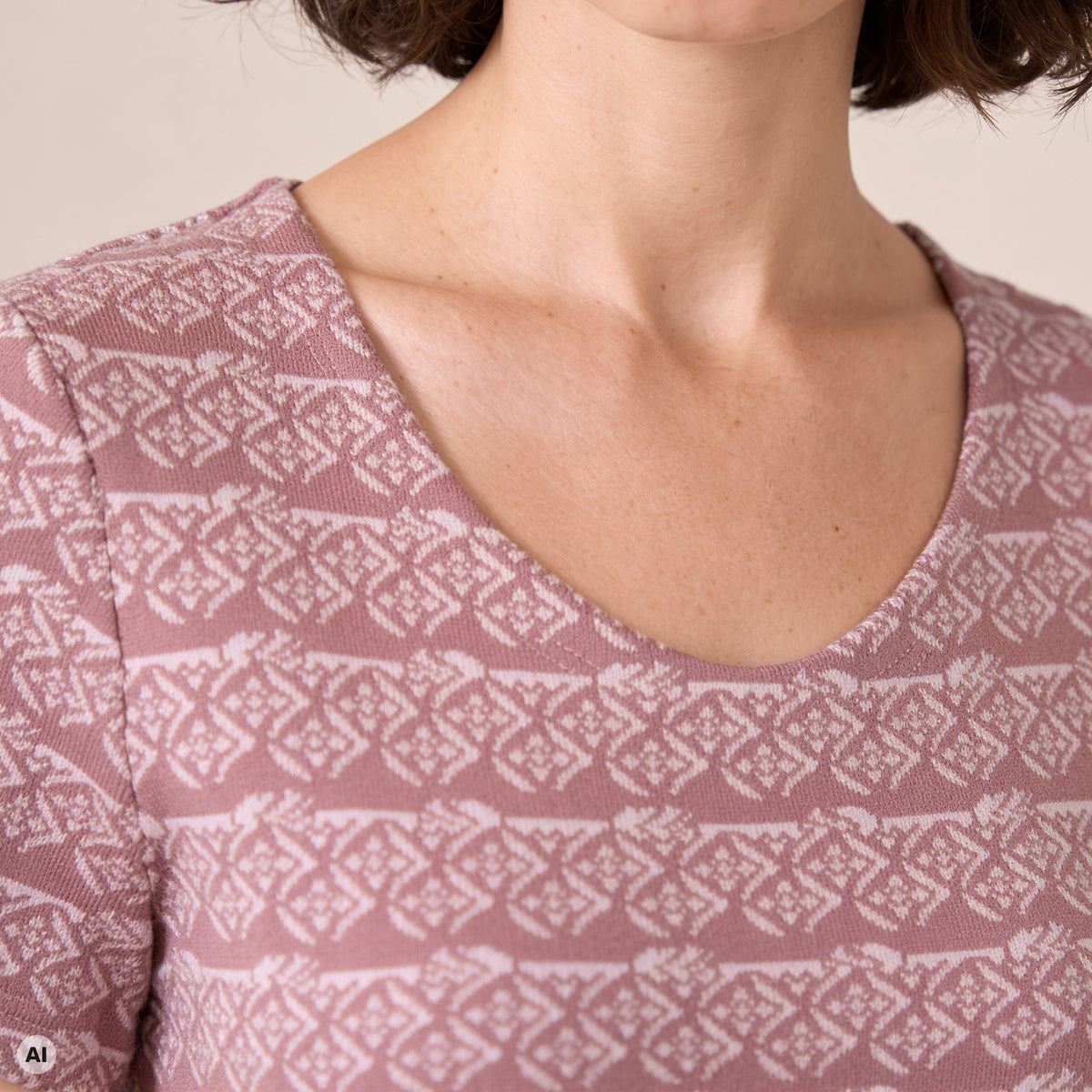 Kurzarmpullover rosa – Detailansicht, mit KI bearbeitet
