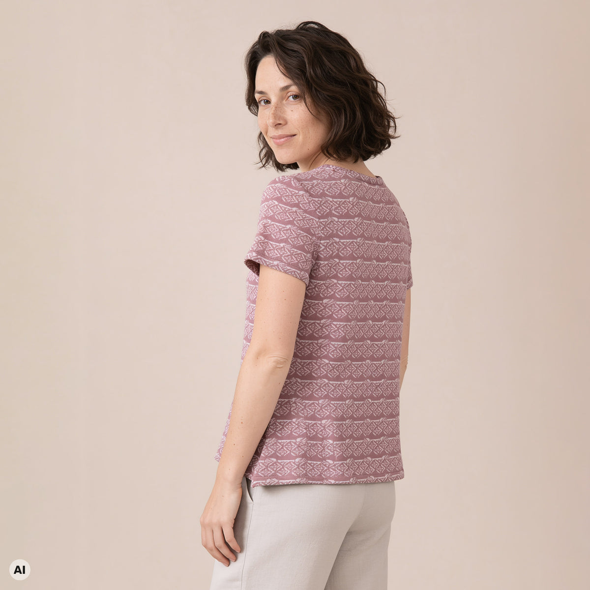 Kurzarmpullover rosa – Rückansicht, mit KI bearbeitet
