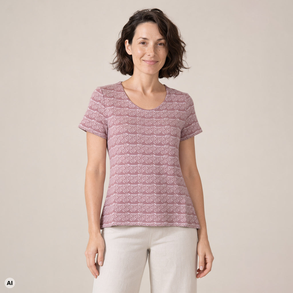 Kurzarmpullover rosa – Vorderansicht, mit KI bearbeitet