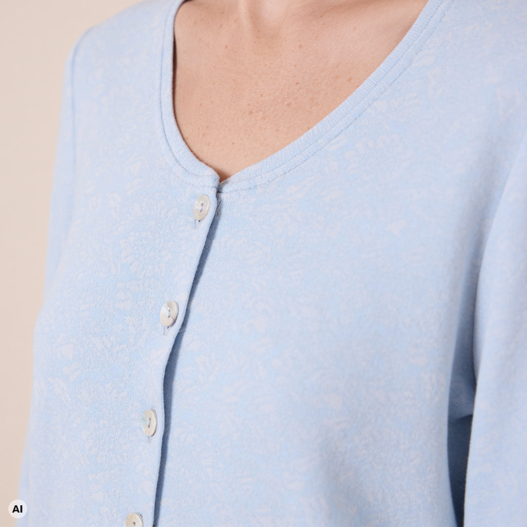 Langjacke blau – Detailansicht, mit KI bearbeitet