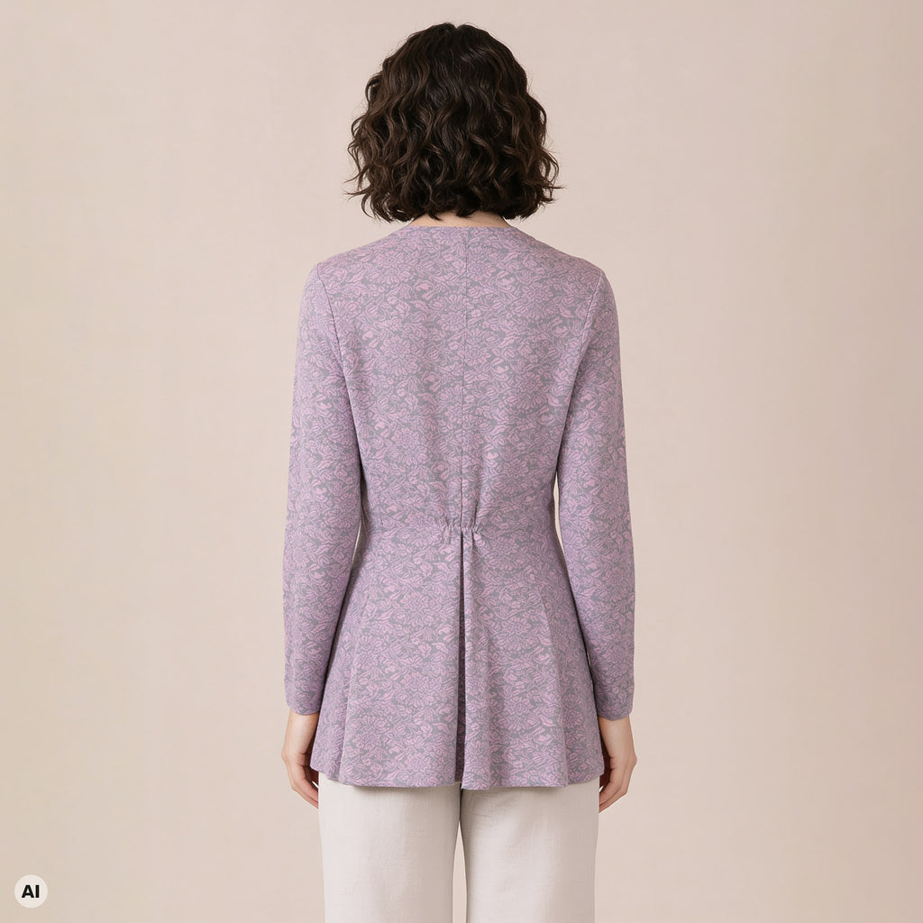 Langjacke rosa – Rückansicht, mit KI bearbeitet