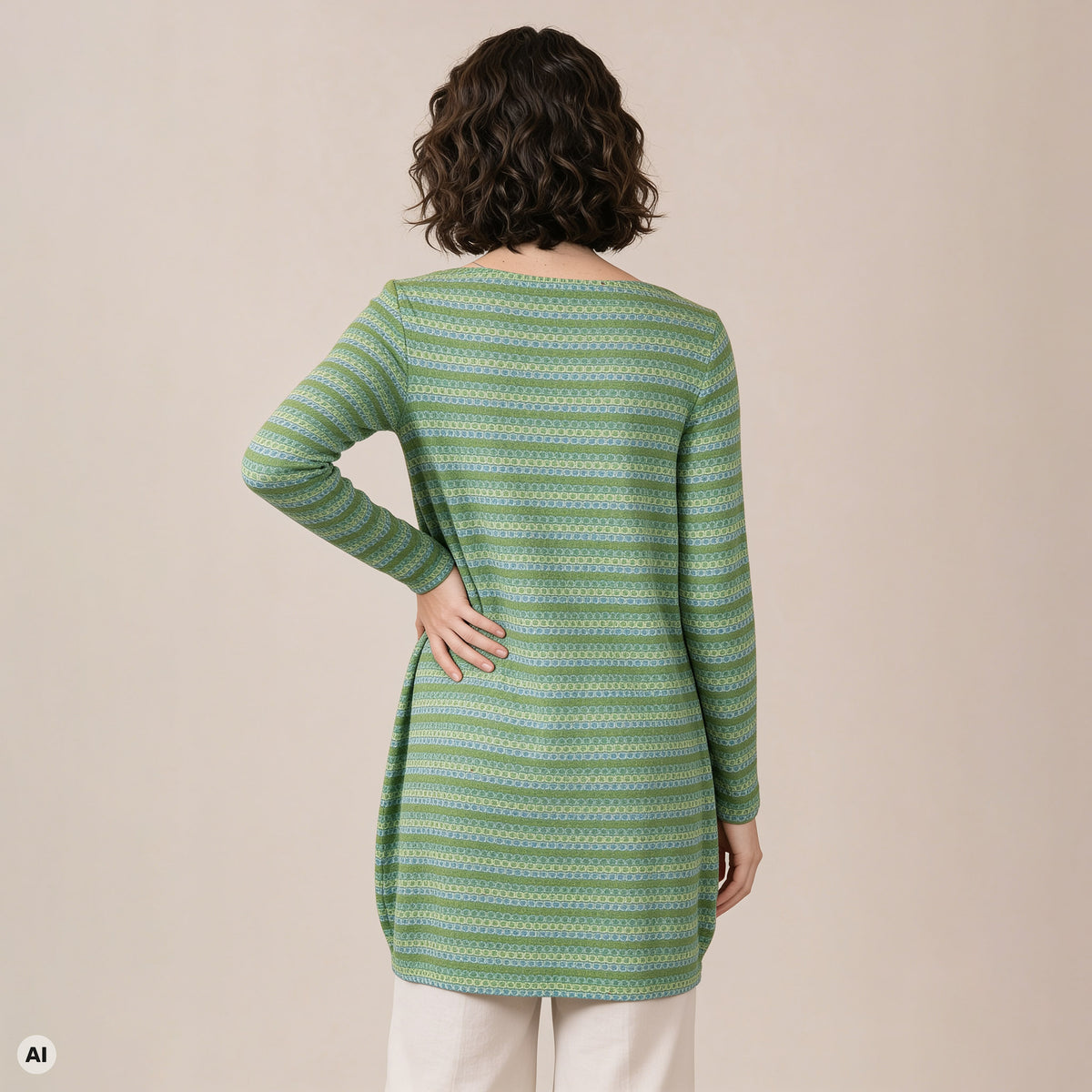 O-Kleid grün – Rückansicht, mit KI bearbeitet